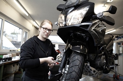 Bild Motorradmechanikerin