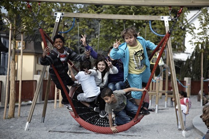 Kinder auf Spielplatz