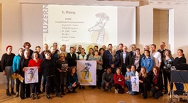 PreisträgerInnen des Kinder- und Jugendawards  mit Regierungsrat Guido Graf (hinterste Reihe,  vierter von links)